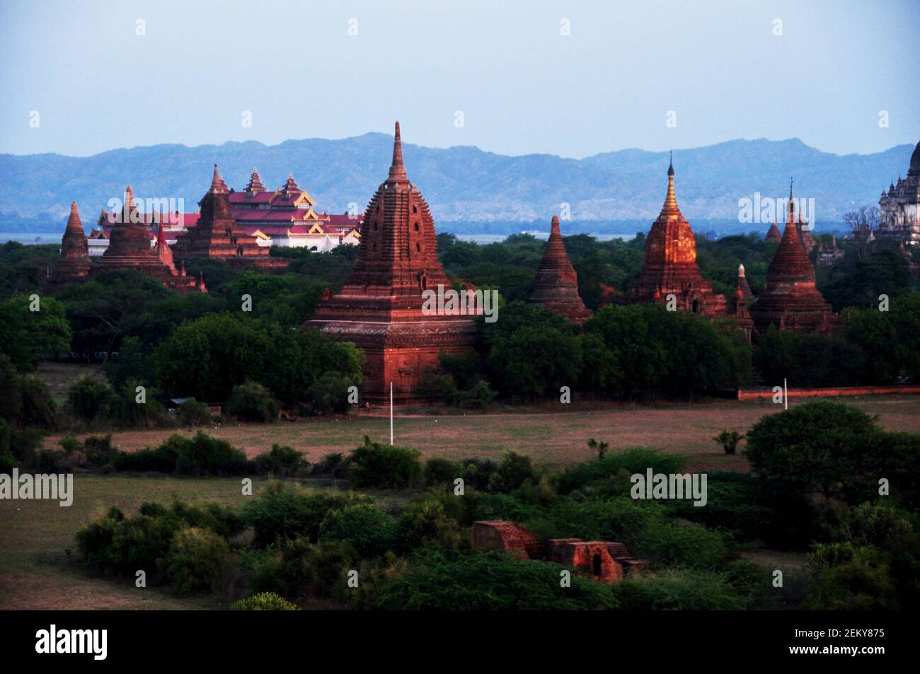 Ammira le rovine paesaggistiche, patrimonio dell'umanità dell'UNESCO, con oltre 2000 Pagode e templi di Htilominlo guardano dalla Pagoda di Shwesandaw Paya Ora del mattino alle B Foto Stock