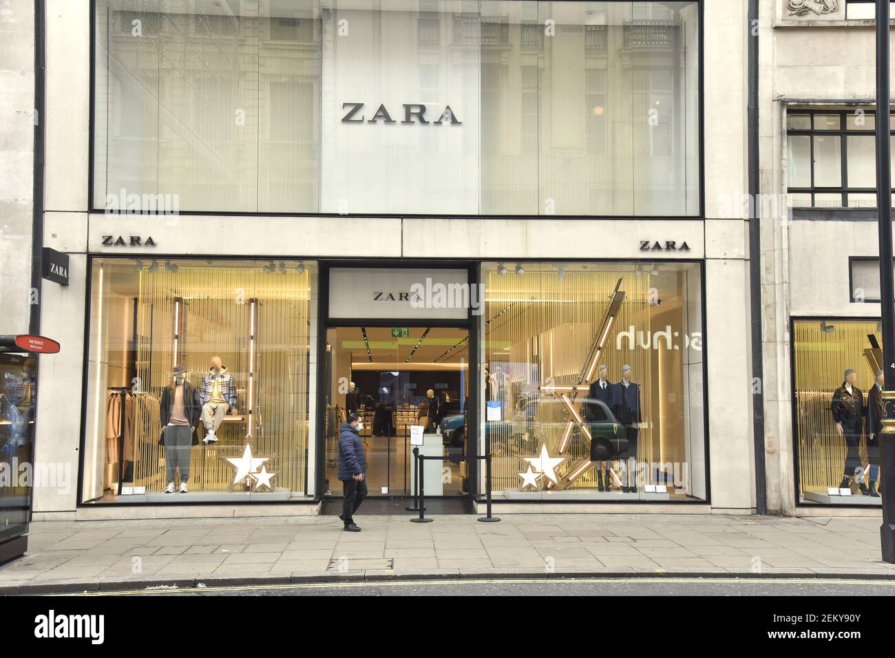 Un uomo passa accanto al negozio Zara di Oxford Street, Londra, il giorno  in cui l'Inghilterra è entrata nel suo secondo blocco. (Foto di Dave Rushen  / SOPA Images/Sipa USA Foto stock -