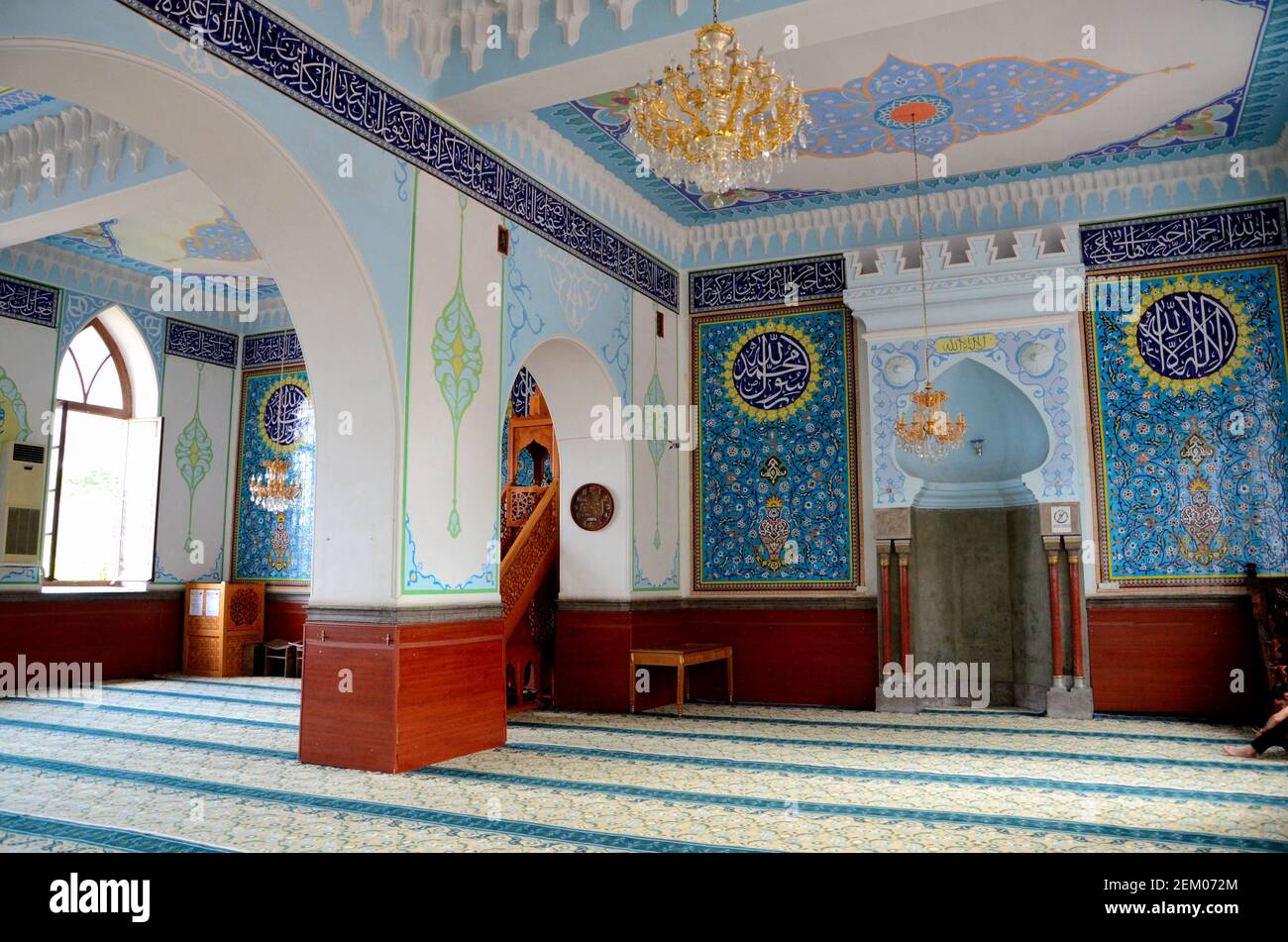 Area di preghiera interna con calligrafia blu colonne mihrab Jumah Moschea Centrale Tbilisi Georgia Foto Stock