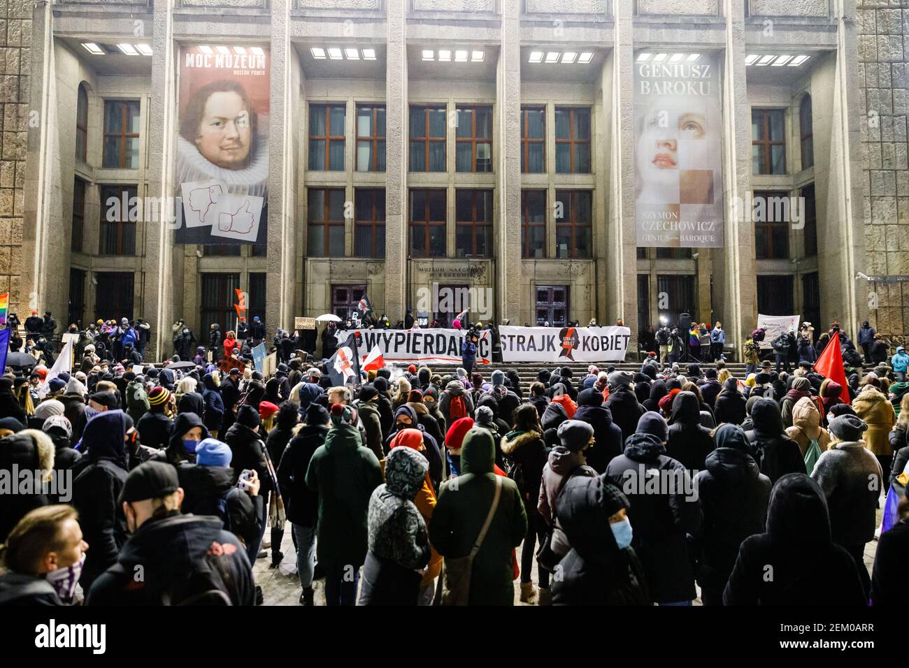 Una folla di manifestanti è vista di fronte all'edificio del Museo Nazionale, chiuso a causa della pandemia del Covid-19. Dopo il verdetto della Corte costituzionale polacca Foto Stock