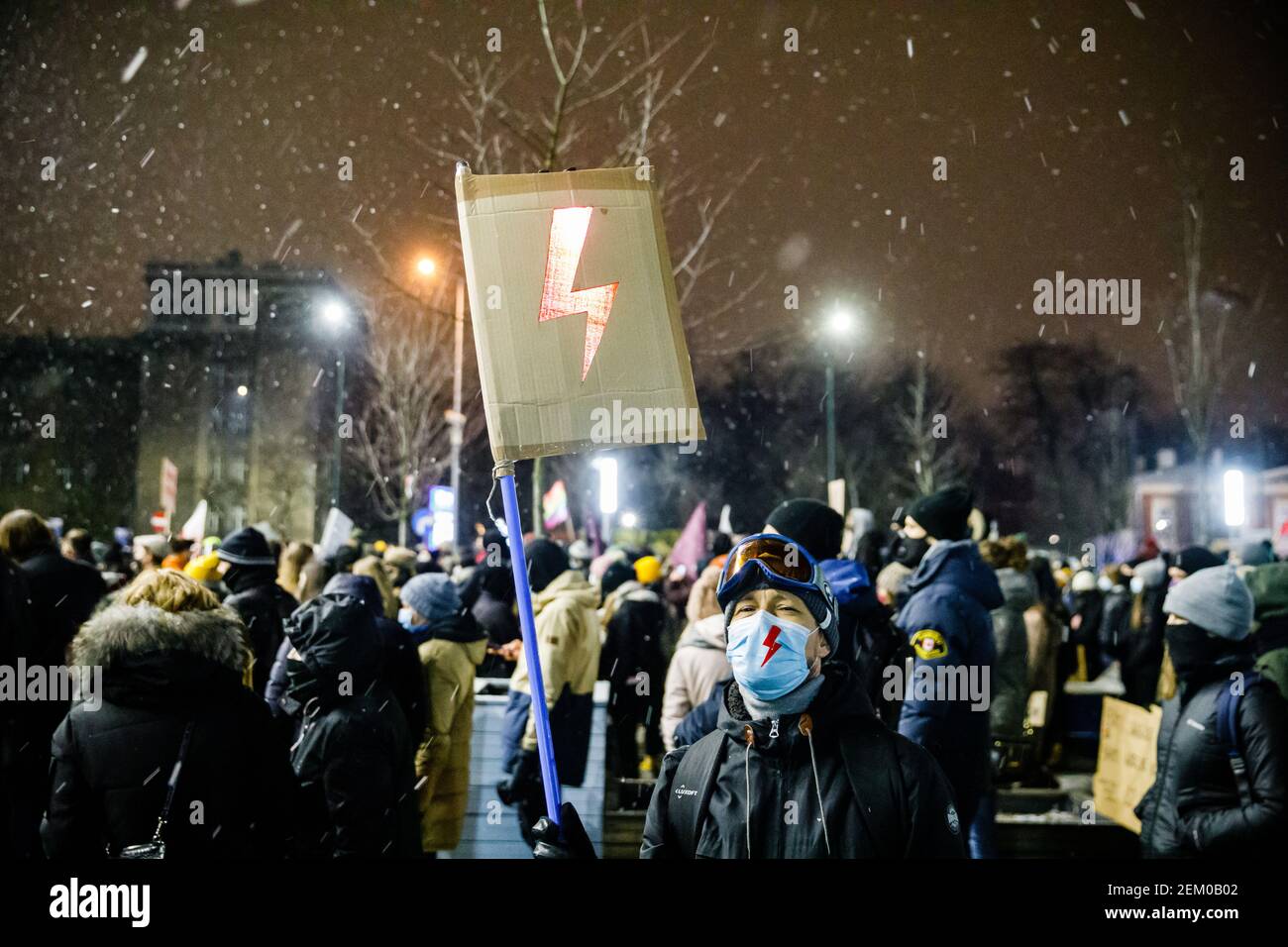Un protester in una maschera è visto tenendo un cartello con luce rossa (simbolo di Strike delle Donne) durante la dimostrazione. Dopo la Co. Costituzionale polacca Foto Stock