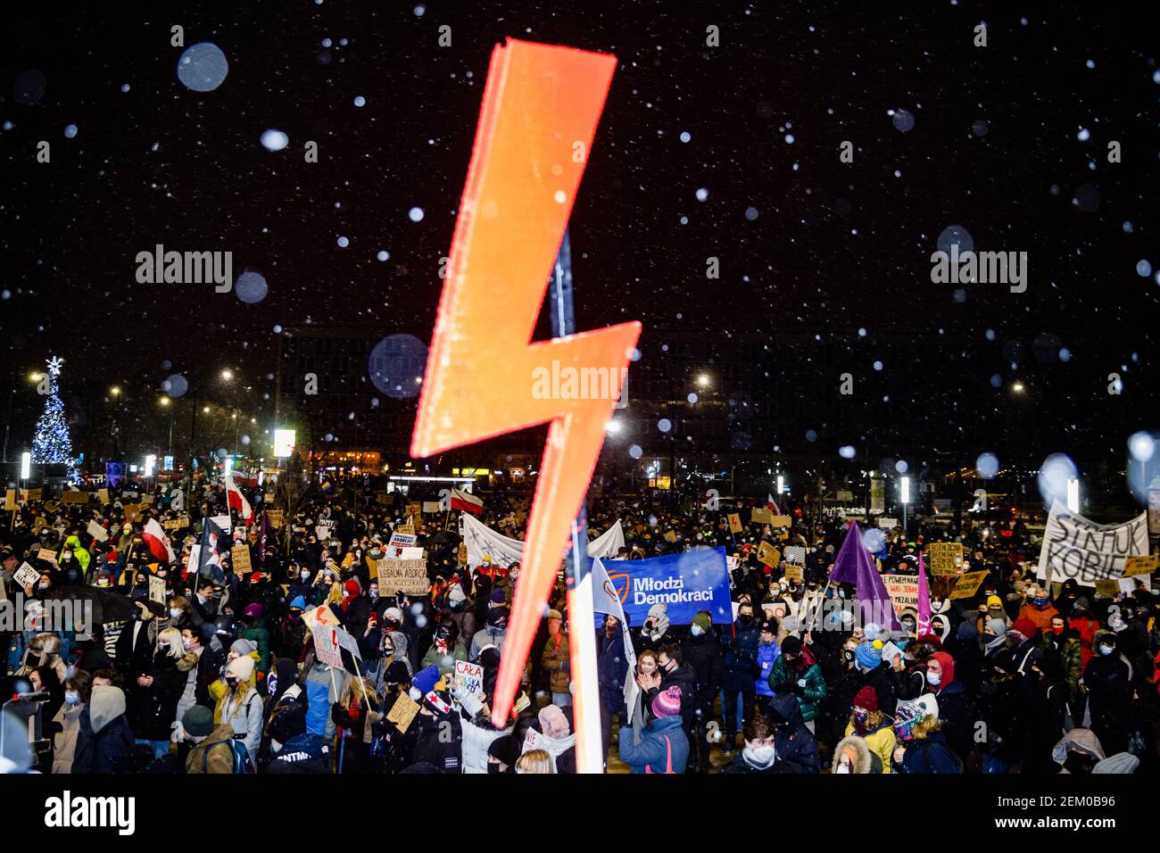 L'illuminazione rossa, simbolo dello Strike delle Donne, si vede di fronte a una folla di manifestanti durante la dimostrazione. Dopo la Corte costituzionale polacca Verdic Foto Stock