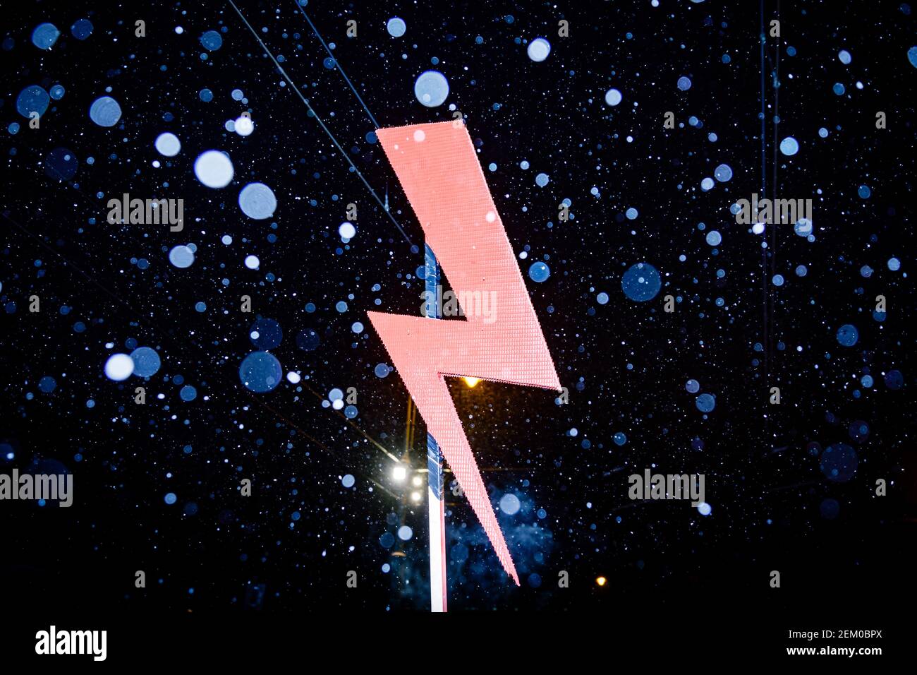 Durante la dimostrazione si vede un'illuminazione rossa, simbolo dello sciopero femminile. Dopo il verdetto della Corte costituzionale polacca che sta attuando uno dei Th Foto Stock