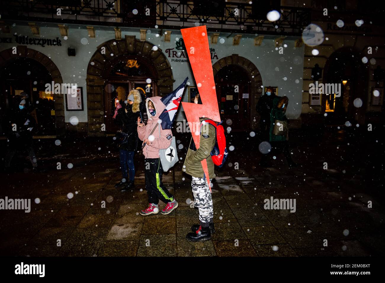 Durante la dimostrazione, un protestore viene visto con un'illuminazione rossa, simbolo dello Strike delle Donne. Dopo il verdetto della Corte costituzionale polacca questo è im Foto Stock