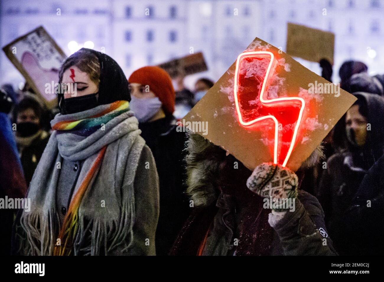 Durante la dimostrazione, un protestore viene visto con un'illuminazione rossa, simbolo dello Strike delle Donne. Dopo il verdetto della Corte costituzionale polacca questo è im Foto Stock