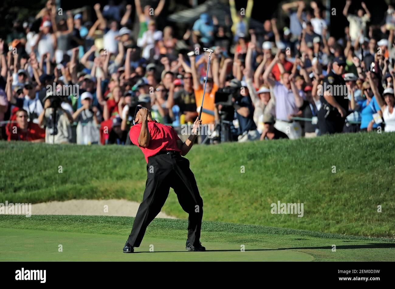 San Diego, California. 15 giugno 2008. Tiger Woods fa un putt birdie sulla 18 buche Domenica per forzare un playoff con Rocco mediate durante l'ultimo round del US Open al campo da golf Torrey Pines a la Jolla California. Louis Lopez/Cal Sport Media. Credit: csm/Alamy Live News Foto Stock