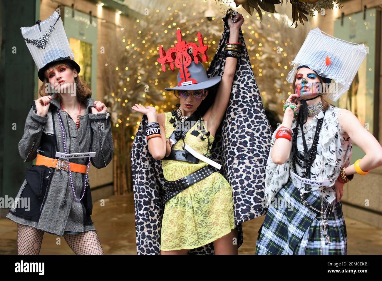 I modelli presentano Pierre Garroudi ultima collezione durante la sfilata di moda in flash MOB a Sloane Square. (Foto di Pietro Recchia / SOPA Images/Sipa USA) Foto Stock