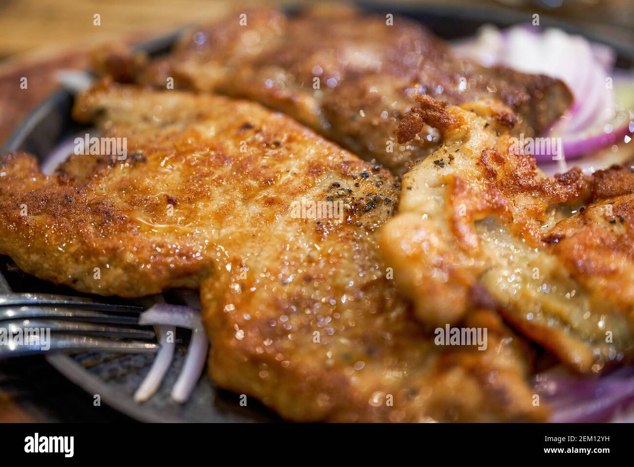 Un allettante piatto di tre tipi di bistecca di carne, bistecca di pollo di carne di maiale Foto Stock