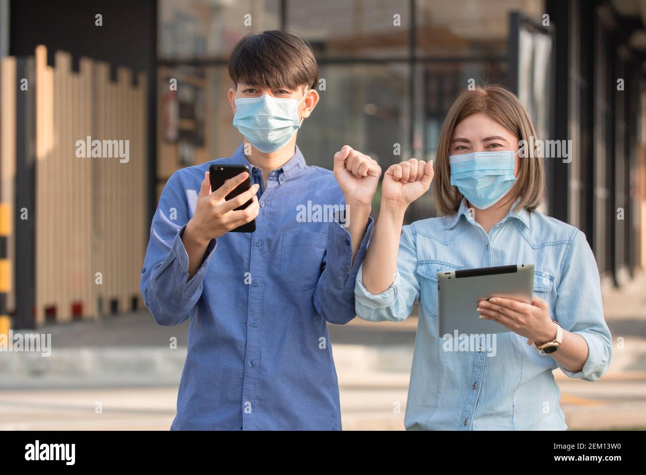 La gente asiatica di affari indossa la maschera di faccia scuotere il gomito di mano preventivo coronavirus covid19 Foto Stock