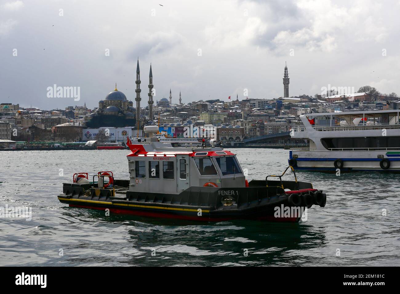 Barca costiera di sicurezza a Bosforo stretto contro lo skyline della città al tramonto, Istanbul Foto Stock