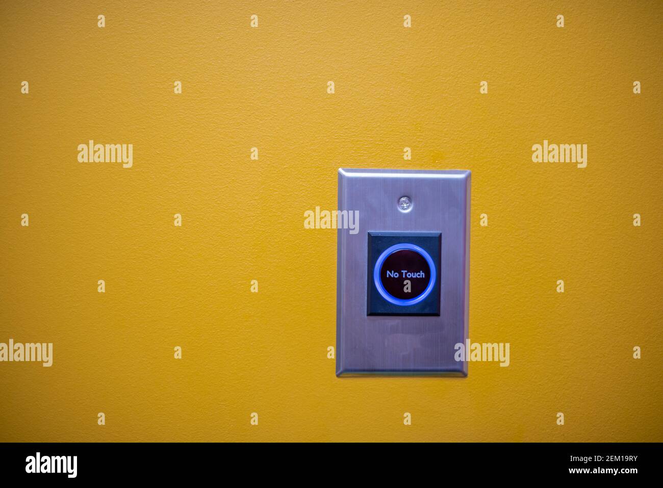 Nessun pulsante di apertura dello sportello a sfioramento visto contro la parete Foto Stock