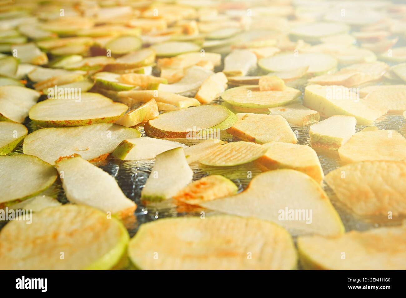 Preparazioni per l'inverno da frutta varia. Patatine assortite di frutta di mela e pera - sano spuntino vegano. Foto Stock