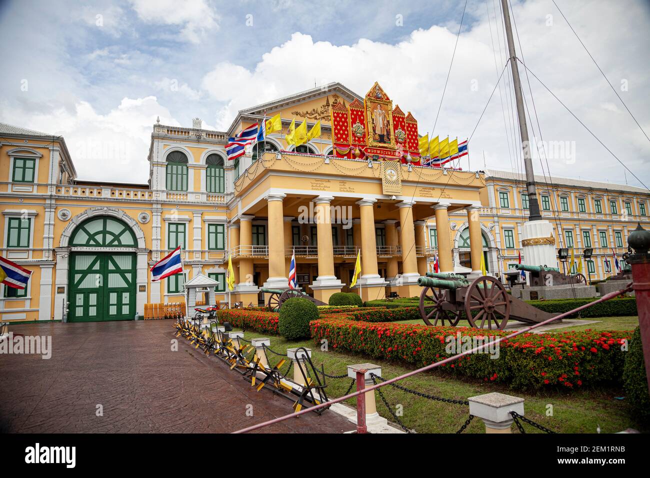 Una vista esterna dello splendido edificio del Ministero della Difesa a Bangkok. Foto Stock