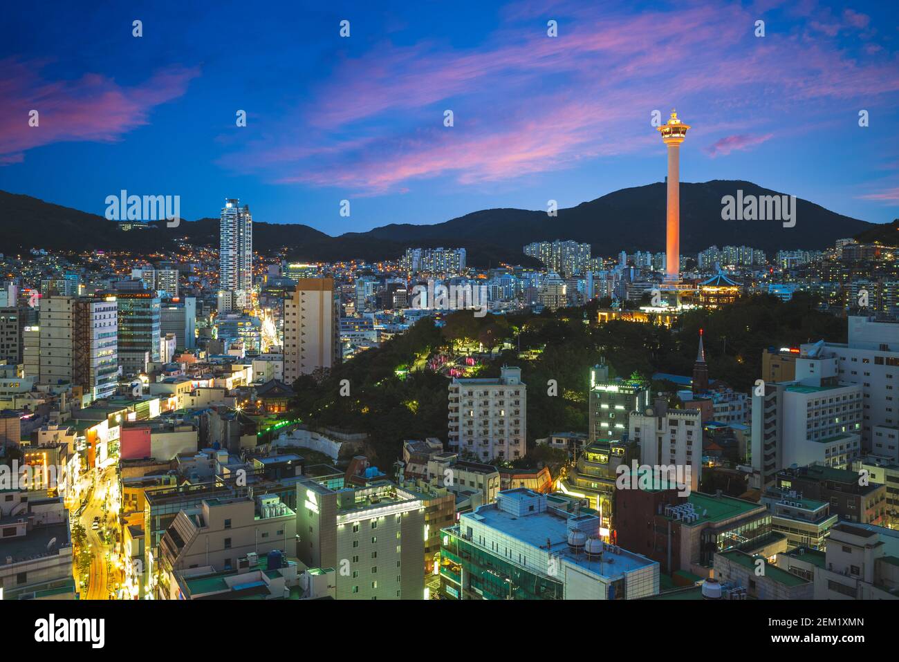 vista notturna di busan con torre busan nella corea del sud Foto Stock