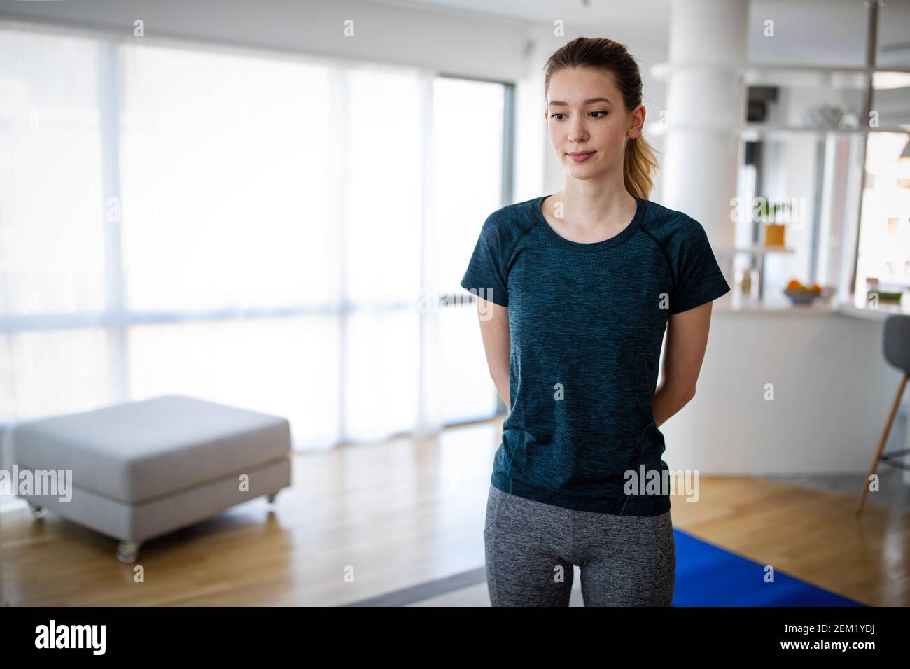 La donna stanca non ha energia per esercitarsi a casa. Sport, concetto di persone Foto Stock