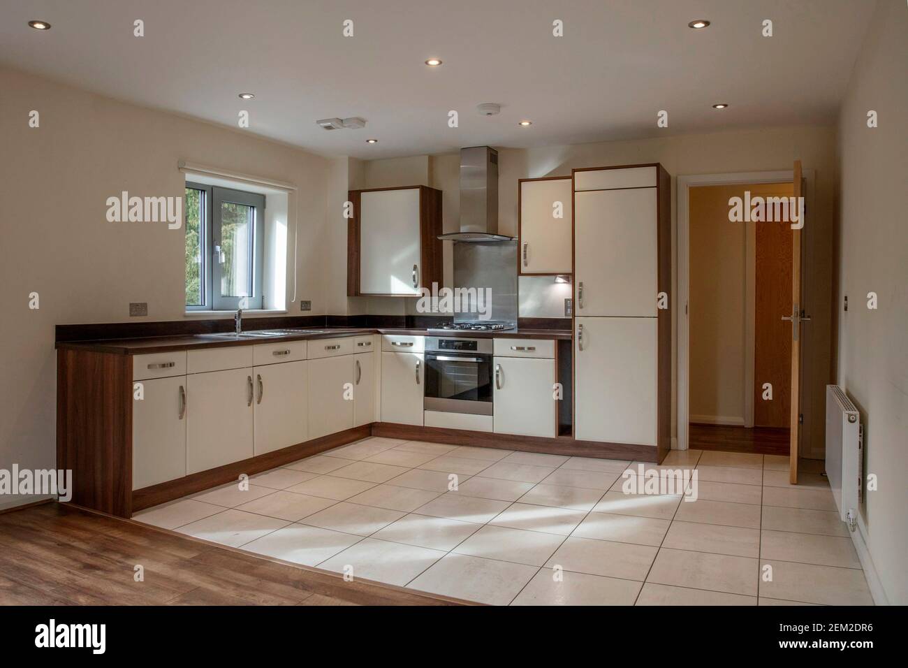 Vista su una zona cucina in un moderno piano aperto area soggiorno dell'appartamento Foto Stock