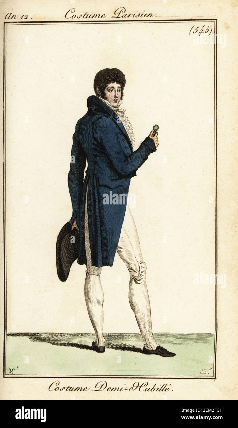 Dandy in abbigliamento semi-formale, Parigi, 1804. Indossa un camice blu, cravatte bianco, gilet, braghe e tubo, tiene un bicorno e lornette. Costume demi-habille. Incisione a mano su copperplate di Pierre-Charles Baquoy dopo Carle Vernet dal Journal des Dames et des Modes di Pierre de la Mesangere, Magazine of Women and Fashion, Parigi, AN 12, 1804. Foto Stock