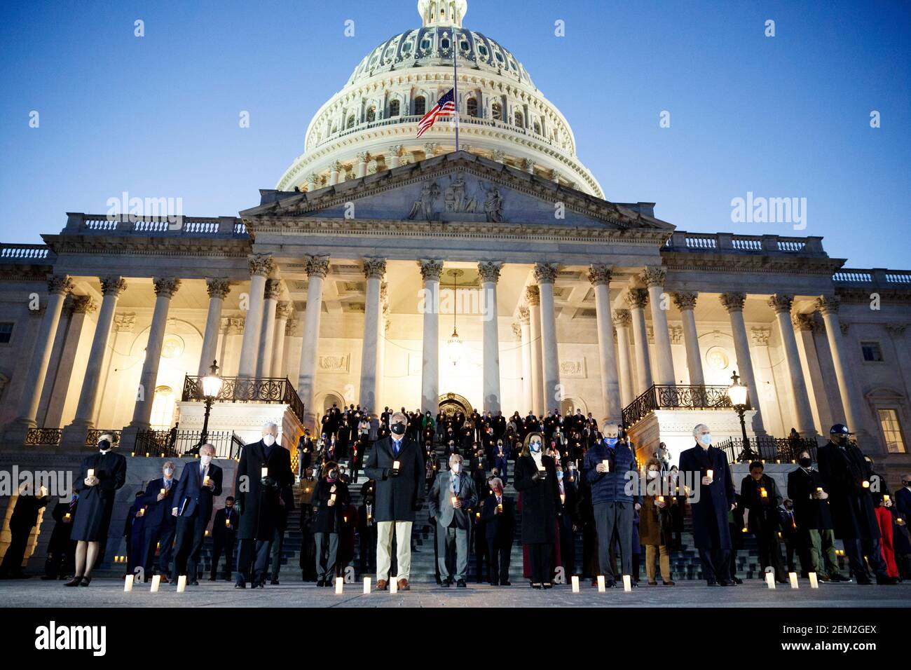 Washington, DC, Stati Uniti. 23 Feb 2021. Un gruppo bipartisan di membri del Congresso degli Stati Uniti partecipa ad un momento di silenzio per le 500,000 vite americane perse a COVID-19 sulle scale del Campidoglio a Washington, DC, gli Stati Uniti il 23 febbraio 2021. Credit: Ting Shen/Xinhua/Alamy Live News Foto Stock