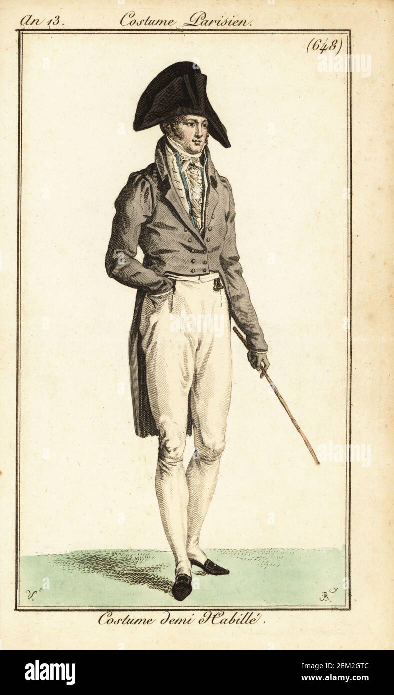 Dandy in abbigliamento semi-formale, Parigi, 1805. Indossa un bicorno, un camice di rana, un gilet, cravatte, pantaloni e pantofole. Costume demi habille. Incisione a mano su copperplate di Pierre-Charles Baquoy dopo Carle Vernet dal Journal des Dames et des Modes di Pierre de la Mesangere, Magazine of Women and Fashion, Parigi, AN 13, 1805. Foto Stock