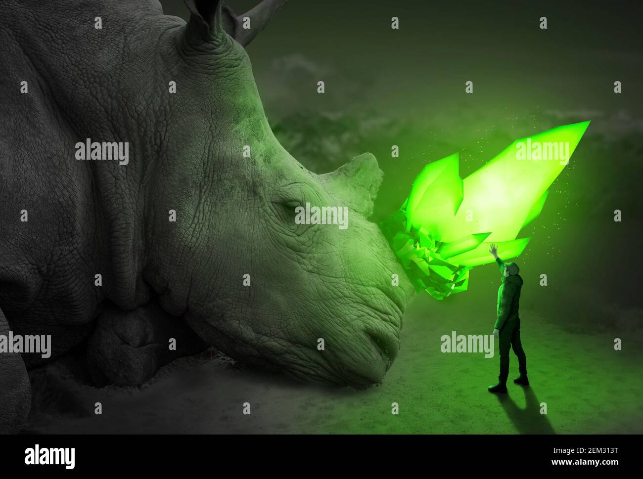 L'uomo ha un incontro irreale con il gigante Rhino, verde cristallo incandescente Foto Stock