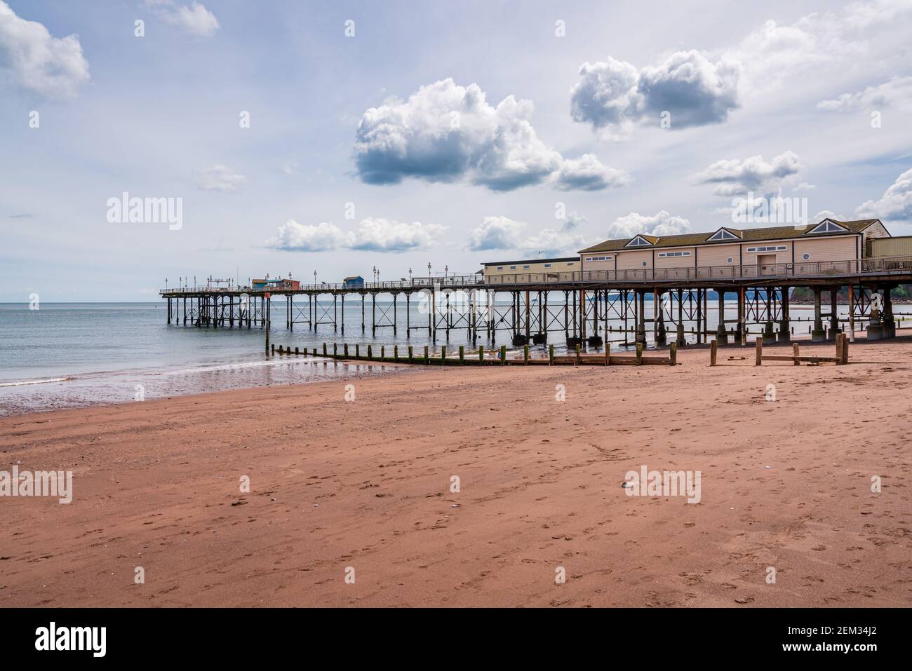 Teignmouth, Devon, Inghilterra, Regno Unito - 05 Giugno 2019: Il Teignmouth Grand Pier e spiaggia Foto Stock