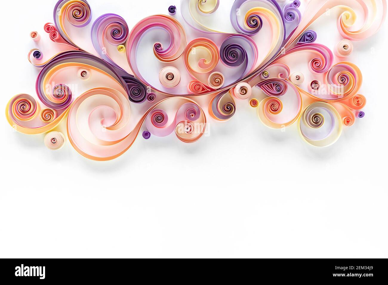 Quilling paper astratto floreale sfondo vista dall'alto con spazio di copia. Carta filigrana hobby. Striscione di Quilling paper. pannello 3d di ricci e rotoli di rotolo Foto Stock