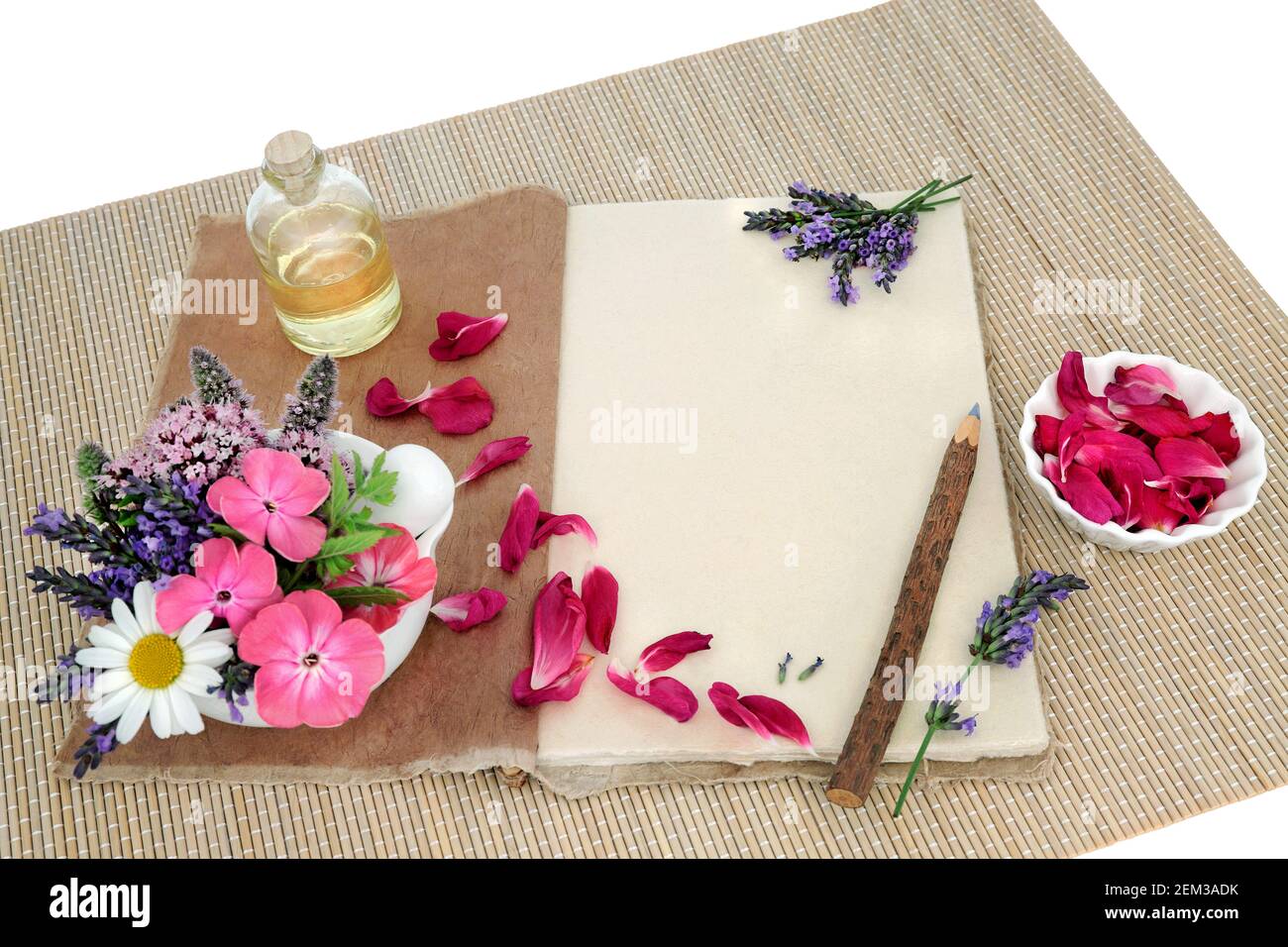 Preparazione naturale della medicina erboristica con fiori & erbe & aromatherapy bottiglia essenziale dell'olio con il taccuino della canapa & la matita rustica. Foto Stock