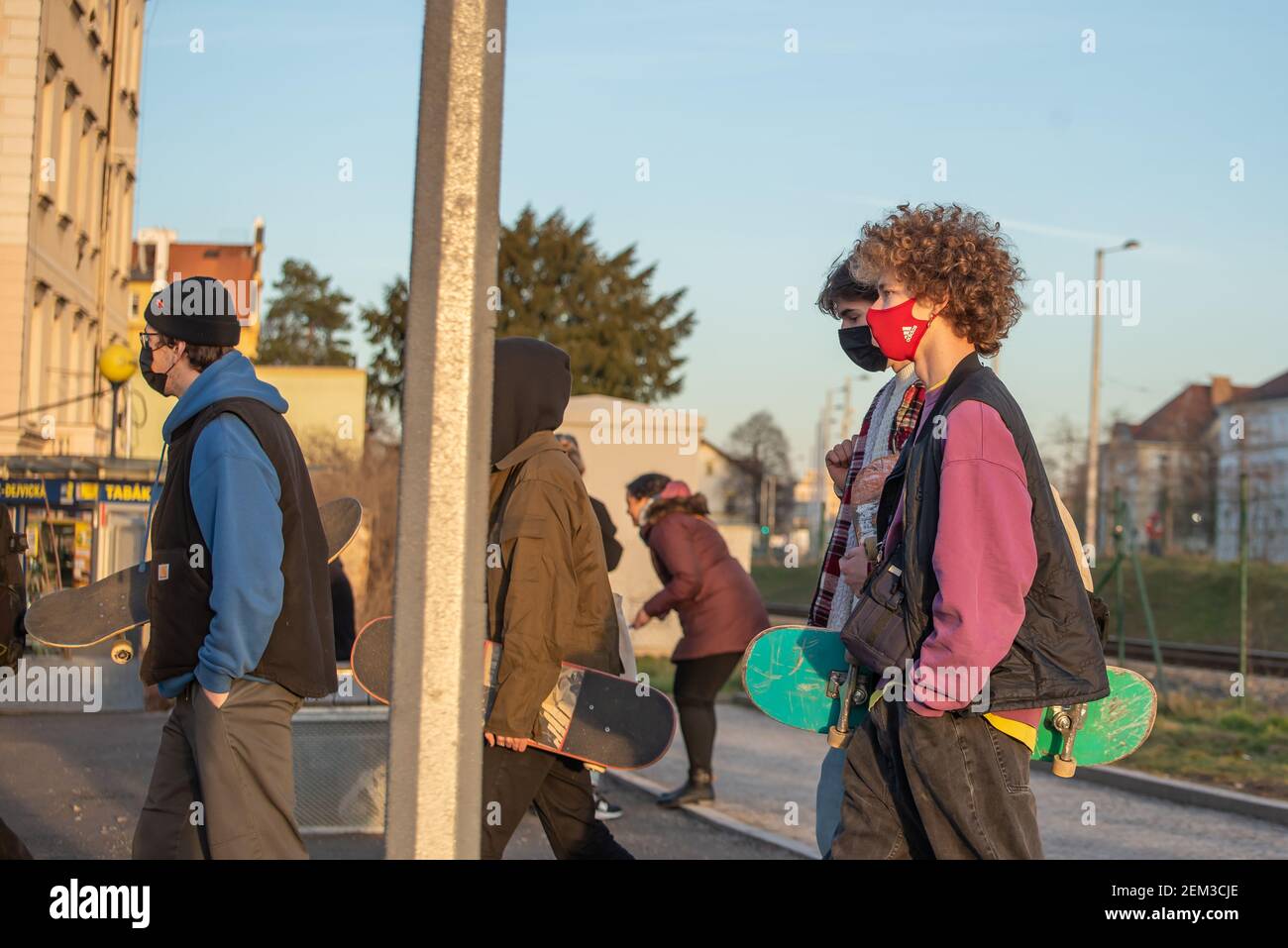 Praga, Repubblica Ceca. 02-23-2021. Gruppo di amici che portano le loro tavole da palo che camminano nel centro della città di Praga in una fredda giornata invernale. Foto Stock