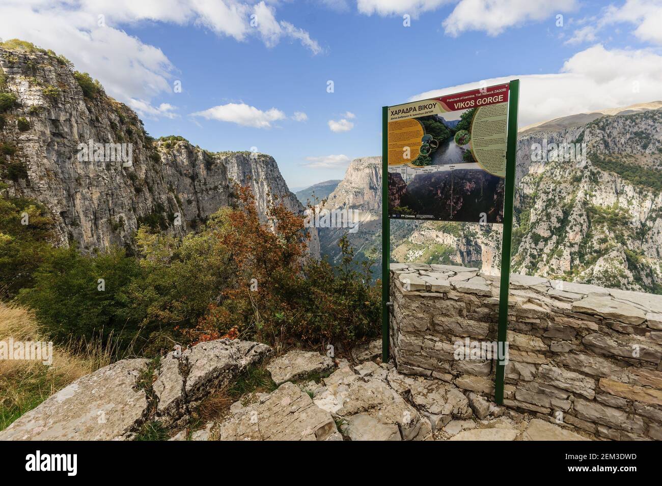 Monodentry, Grecia - 11 ottobre 2011: Vista della gola Vikos, con il cartello esplicativo, a Zagoria, Grecia Foto Stock