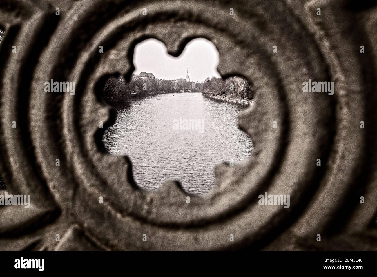 Italia Piemonte Torino - vista con il po e Mole Antonelliana in inverno Foto Stock