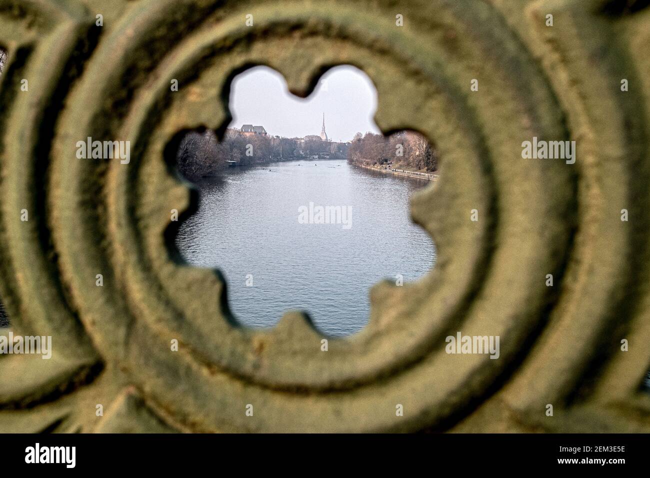 Italia Piemonte Torino - vista con il po e Mole Antonelliana in inverno Foto Stock
