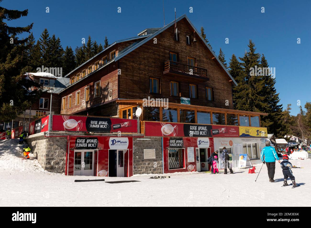 Persone al di fuori del rifugio Aleko nella soleggiata giornata invernale sul monte Vitosha vicino a Sofia, Bulgaria, Europa orientale, UE Foto Stock