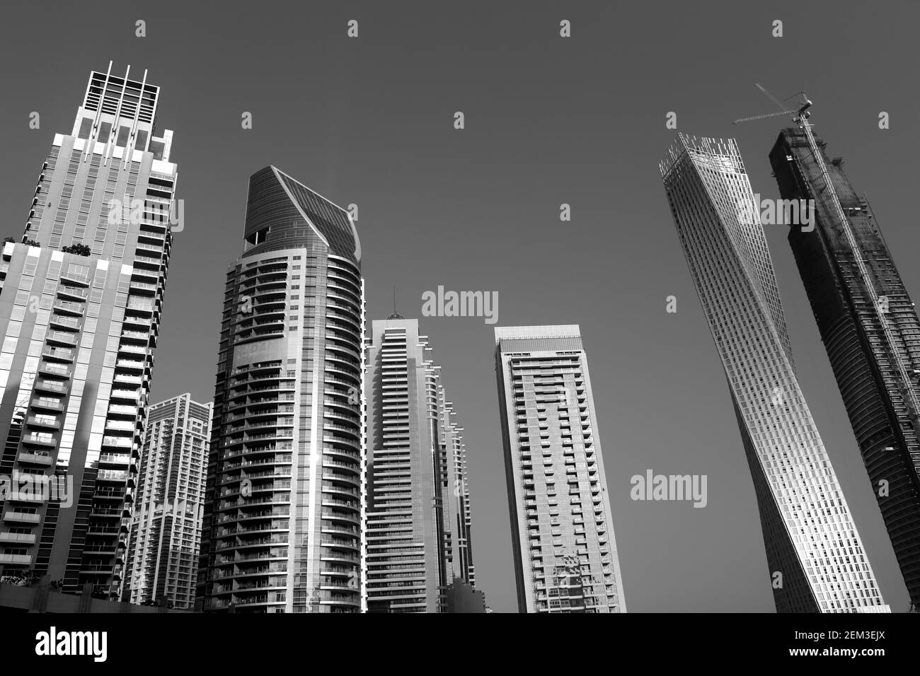 Monocromatico, bianco e nero, immagine di edifici residenziali, Dubai Marina, Dubai, Emirati Arabi Uniti Foto Stock
