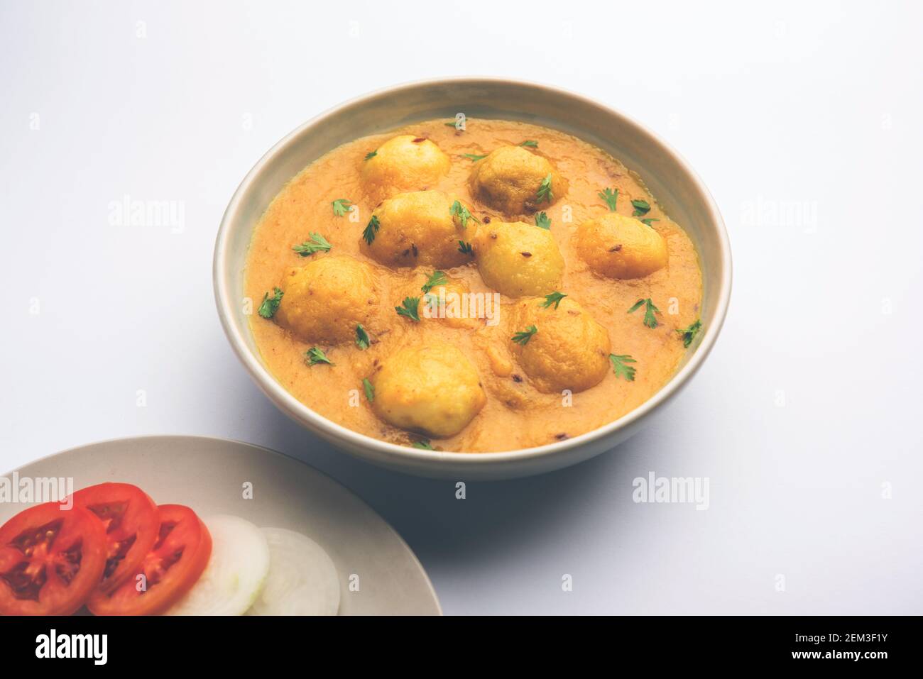 Tasty Dum Aloo o patate intere curry piccante è un Popolare ricetta di portata principale dall'India Foto Stock