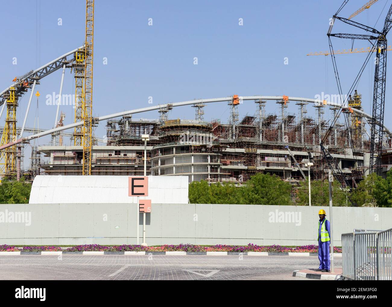 Il Qatar Doha, sito in costruzione Khalifa International Stadium per la Coppa del Mondo FIFA 2022, costruito dal contraente midmac e Sixt contratto / KATAR, Doha, Baustelle Khalifa International Stadium fuer die FIFA Fussballweltmeisterschaft 2022 Foto Stock
