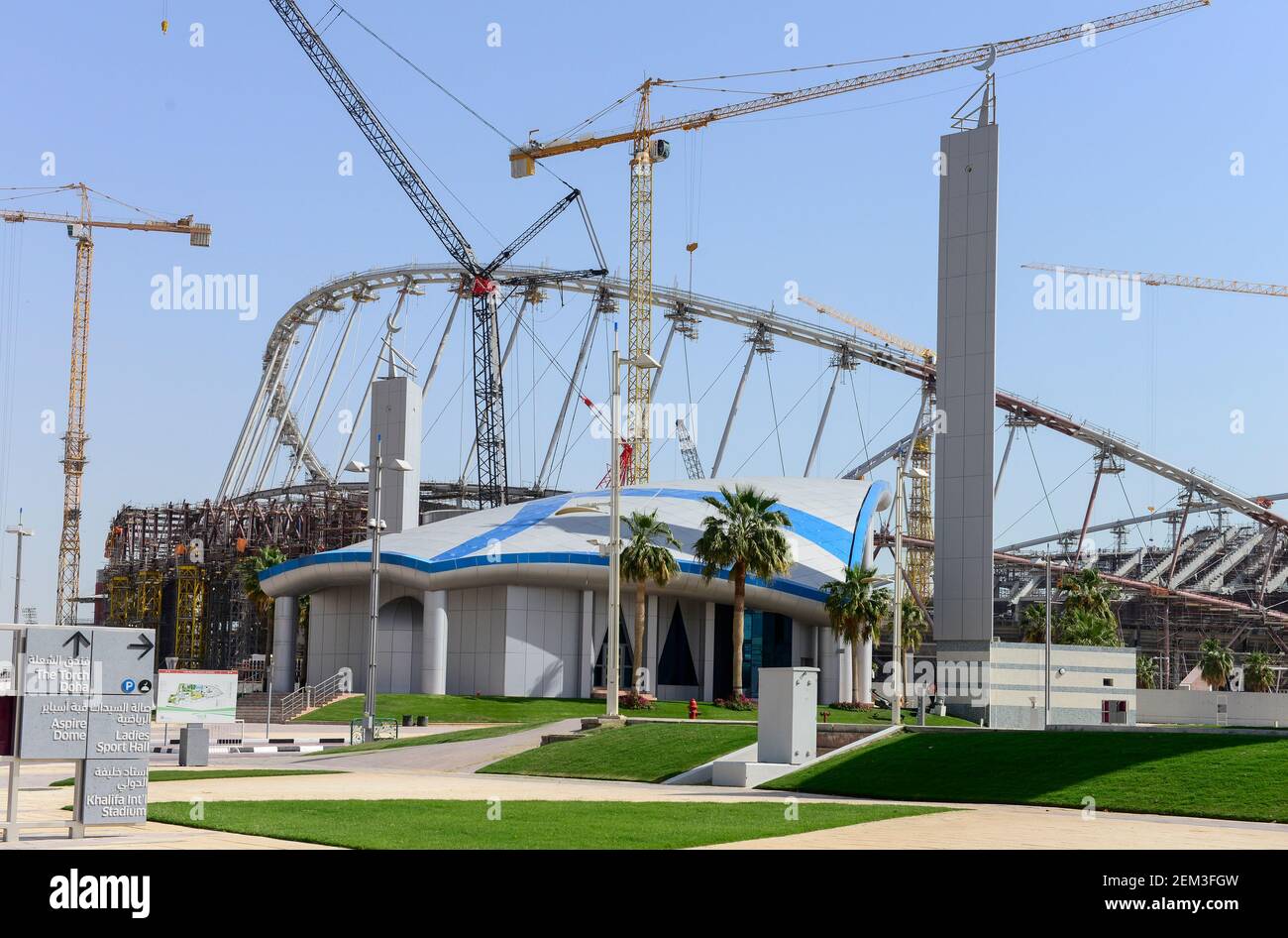 QATAR, Doha, cantiere Khalifa International Stadium per la Coppa del mondo FIFA 2022, costruito da contract midmac e sixt / KATAR, Doha, Baustelle Khalifa International Stadium fuer die FIFA Fussballweltmeisterschaft 2022, auf den Baustellen arbeiten Gastarbeiter aus verschiedenen Ländern Foto Stock