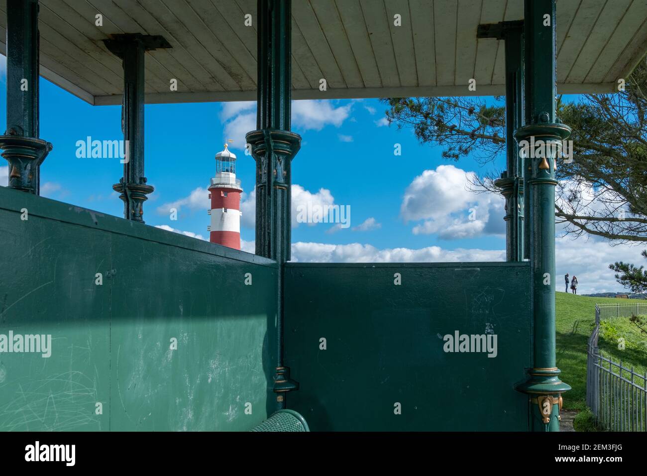 Faro della Torre di Smeatons sul lungomare attraverso un posto vittoriano protetto a Plymouth Hoe sulla costa sud di Devon, Inghilterra, Regno Unito Foto Stock