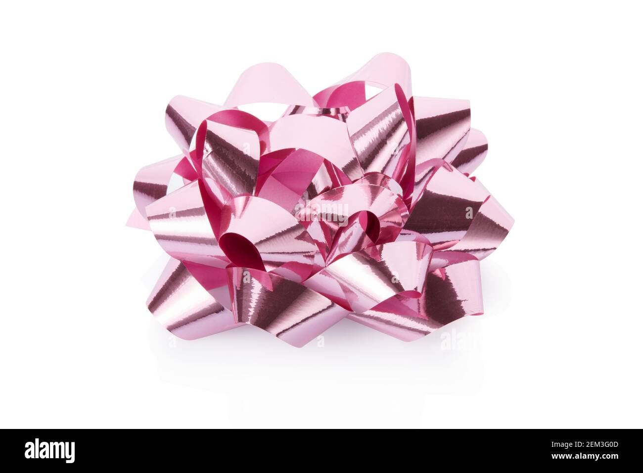 Arco regalo rosa, lucido isolato su sfondo bianco, tracciato di ritaglio Foto Stock