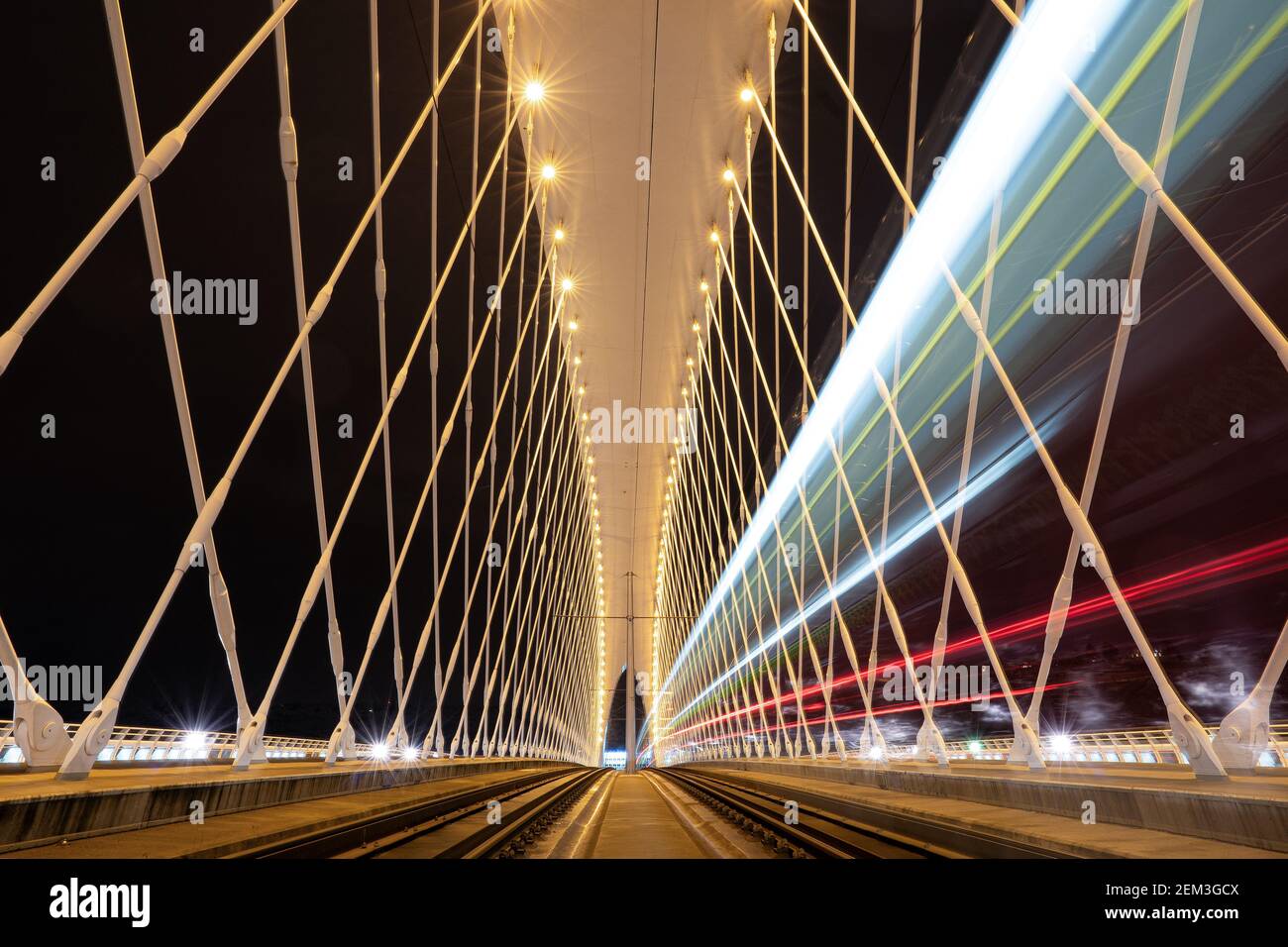 Costruzione di ponti con ferrovia e velocità di movimento sfocata del treno che passa. Design moderno. Foto Stock