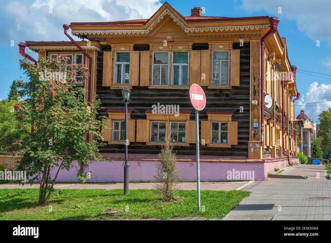 Tomsk, un antico edificio di appartamenti in legno in via Kuznetsova, un tipico paesaggio urbano di Tomsk Foto Stock