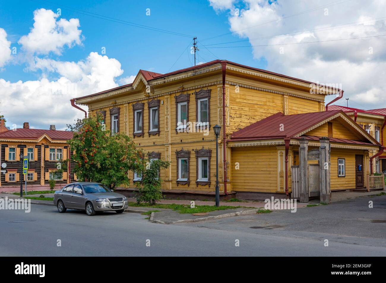 Tomsk, un antico edificio di appartamenti in legno in via Kuznetsova, un tipico paesaggio urbano di Tomsk Foto Stock