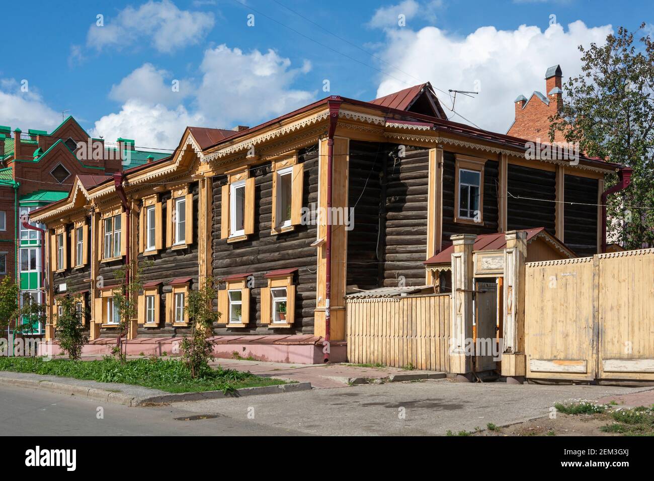 Tomsk, un antico edificio di appartamenti in legno in via Kartashova Foto Stock