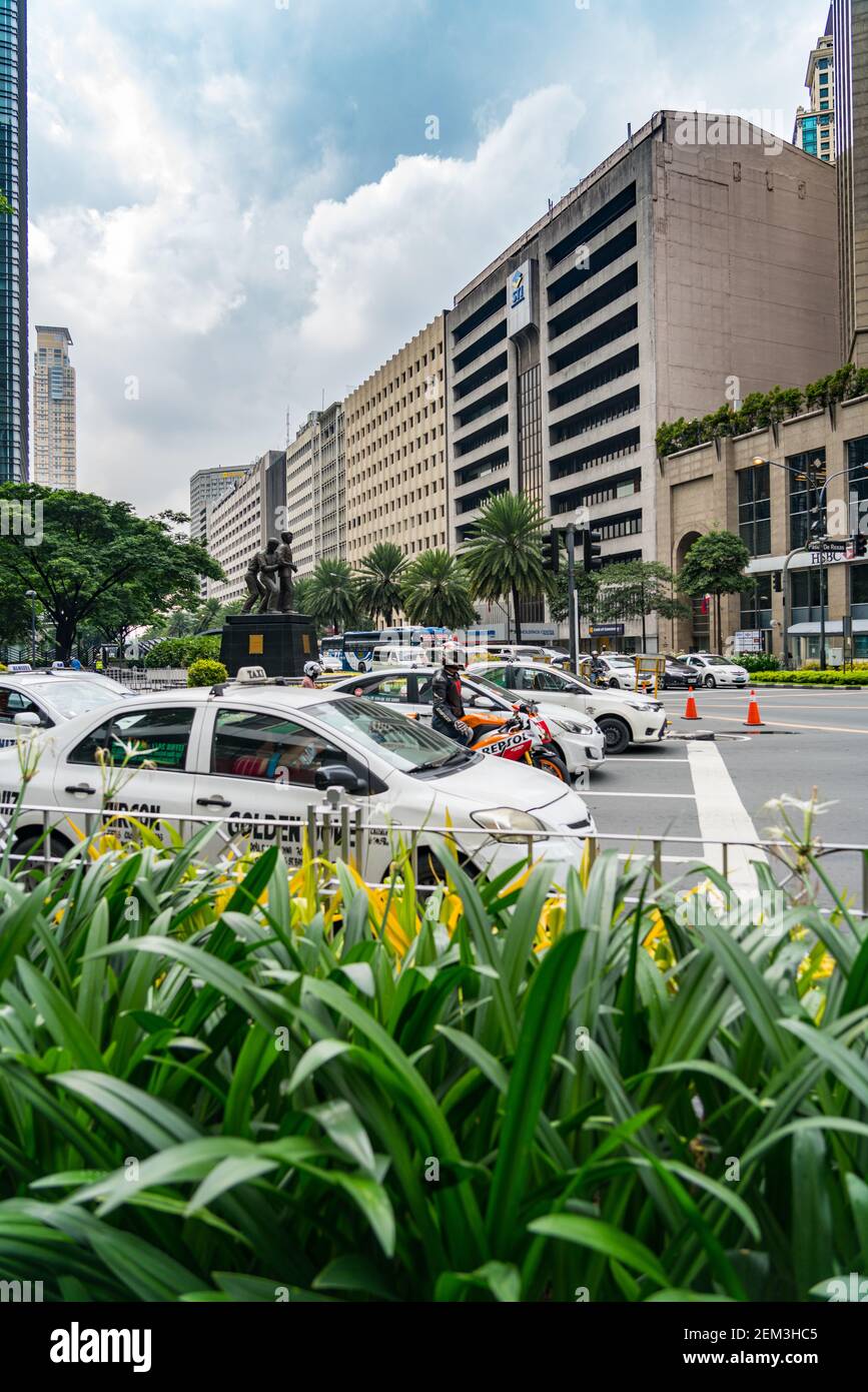 Makati, Filippine - Agosto 2018: Foto verticale di un monumento Ayala Avenue e Makati Avenue intersezione Foto Stock
