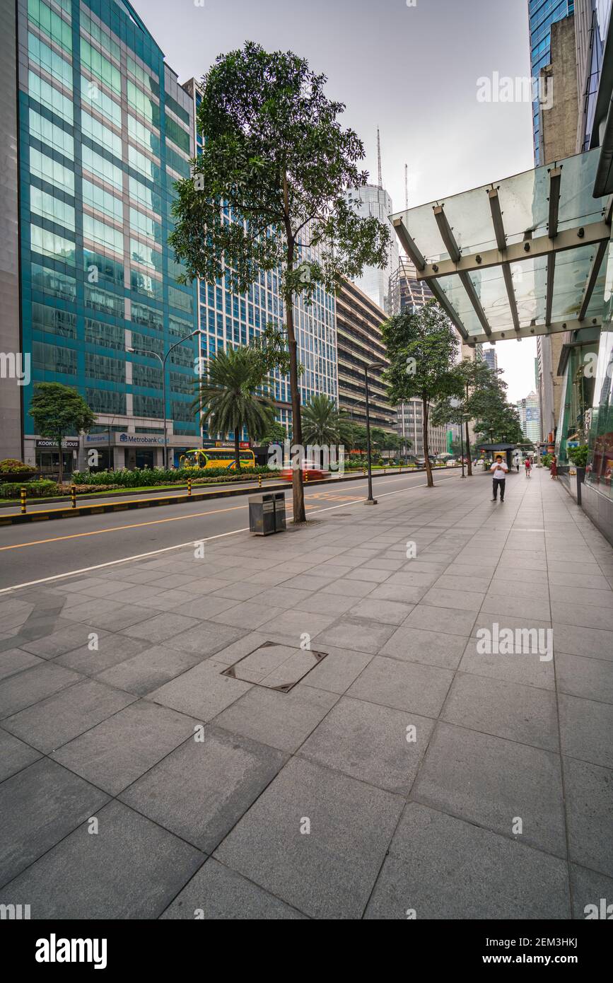 Makati, Metro Manila, Filippine - Agosto 2018: Ayala Avenue e torri degli uffici finanziari a Makati City Foto Stock