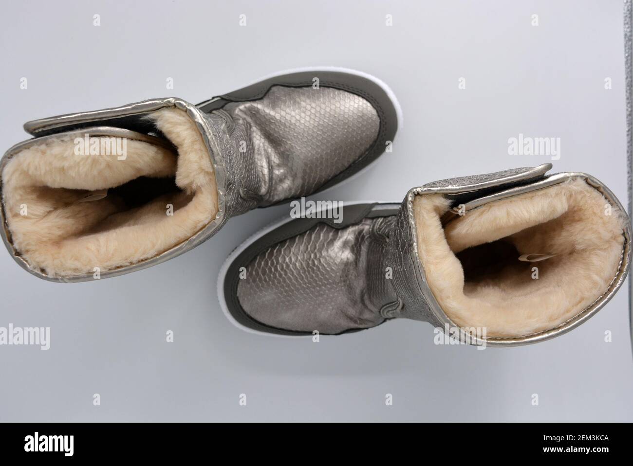 Stivali impermeabili invernali da donna. Stivali caldi in argento e bronzo  con stucco caldo. Scarpe calde sportive su una piattaforma bianca molto  spessa Foto stock - Alamy