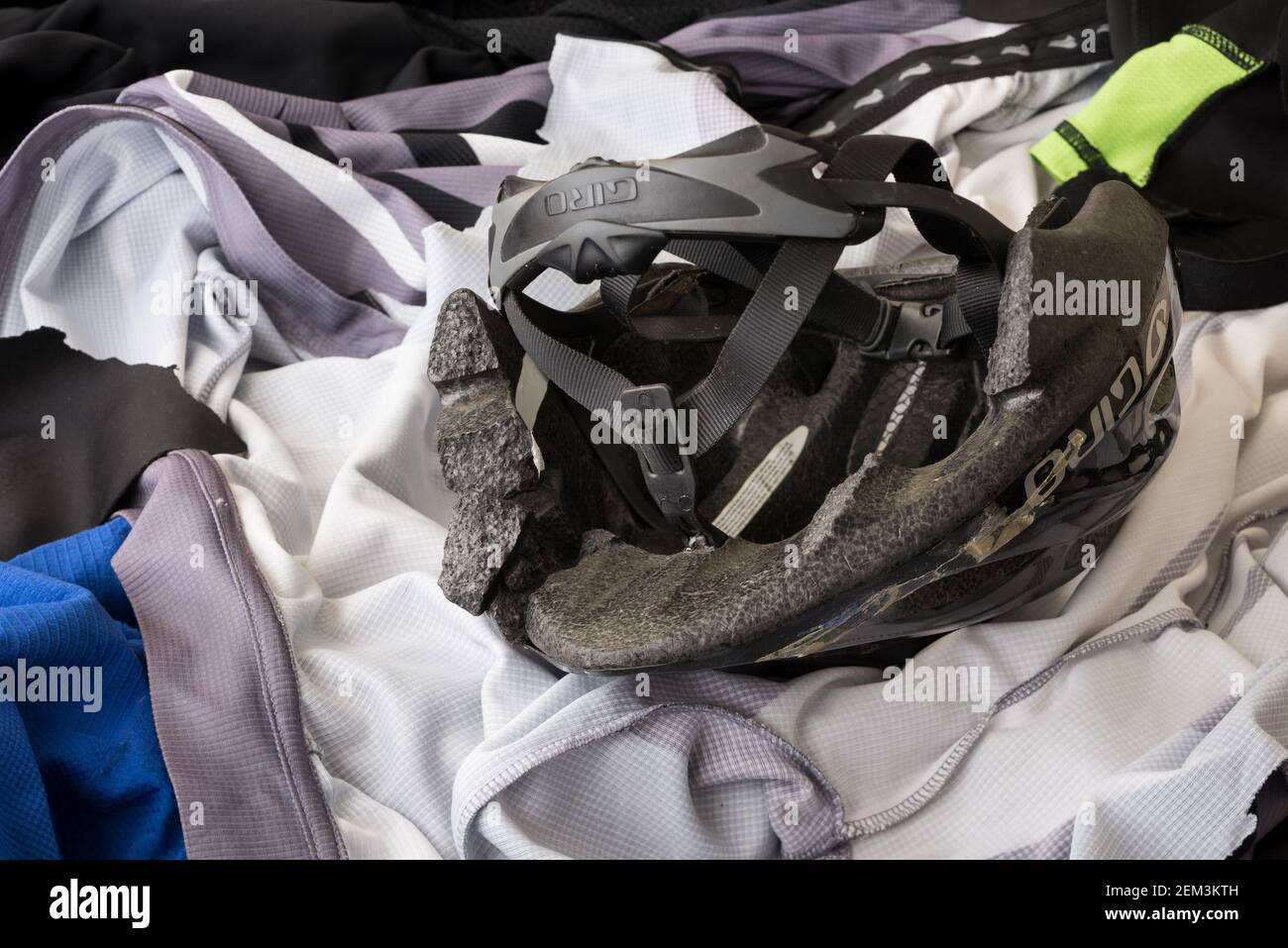 Resti di un grave incidente stradale con vestiti tagliati in scena e  detriti di casco rotto ciclo frantumato ma salvavita, colpito da auto  incurante Foto stock - Alamy