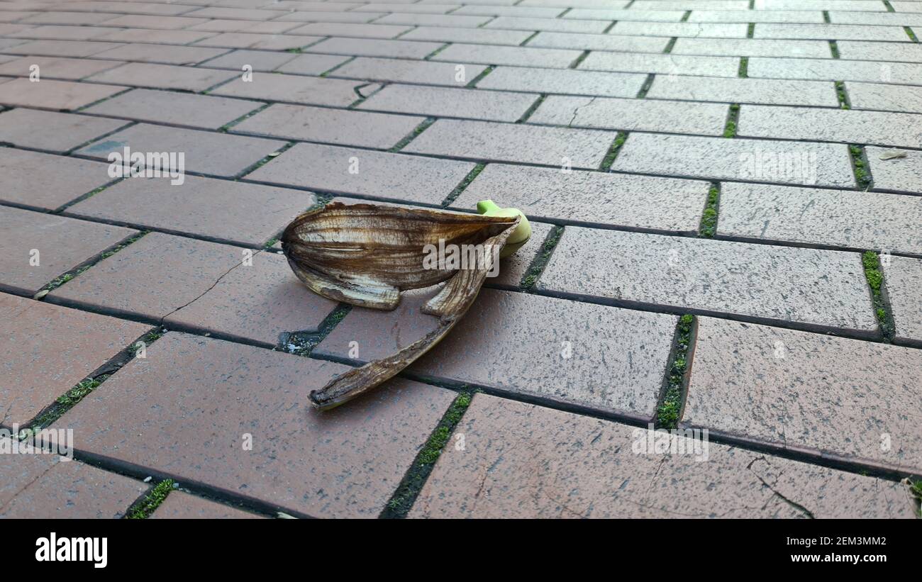 Scorza di banana su un marciapiede , Germania Foto Stock