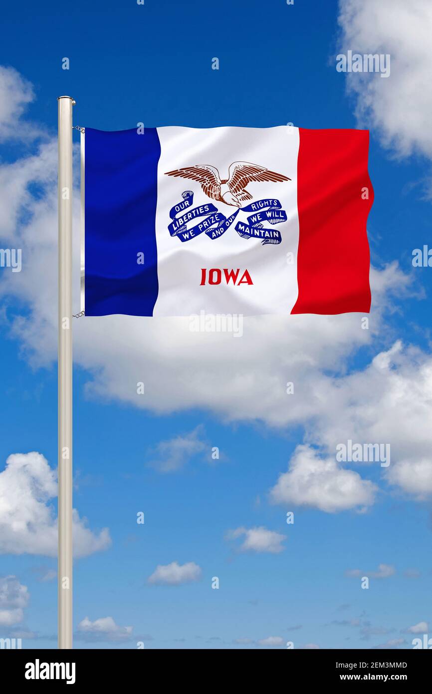 Bandiera dell'Iowa contro il cielo nuvoloso blu, USA, Iowa Foto Stock