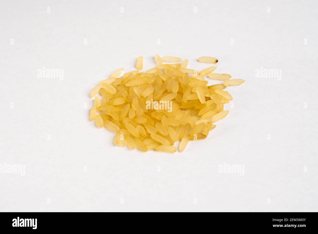Un mucchio di grani di riso basmati non cotti organici crudi da vicino dettaglio su sfondo neutro Foto Stock