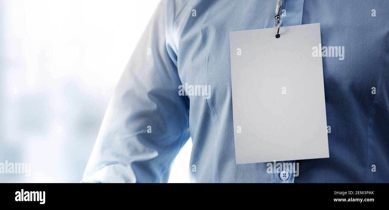 persona in camicia blu con badge identificativo vuoto. spazio per la copia Foto Stock